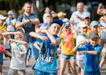 Діти виконують руханку на святі