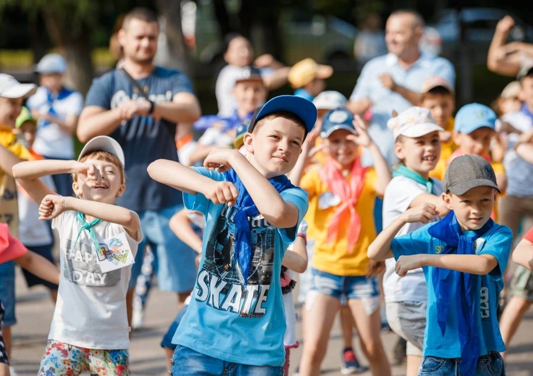 Діти виконують руханку на святі