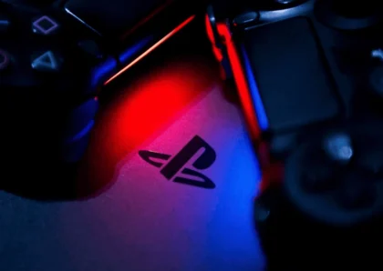 Геймпад PlayStation з підсвіткою в темряві