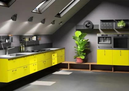 Сучасна кухня з жовтими фасадами та світлом