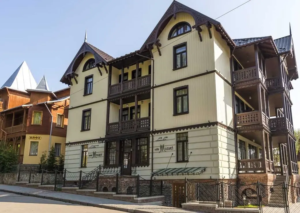 Вілла Моцарт з дерев’яними балконами та світлим фасадом